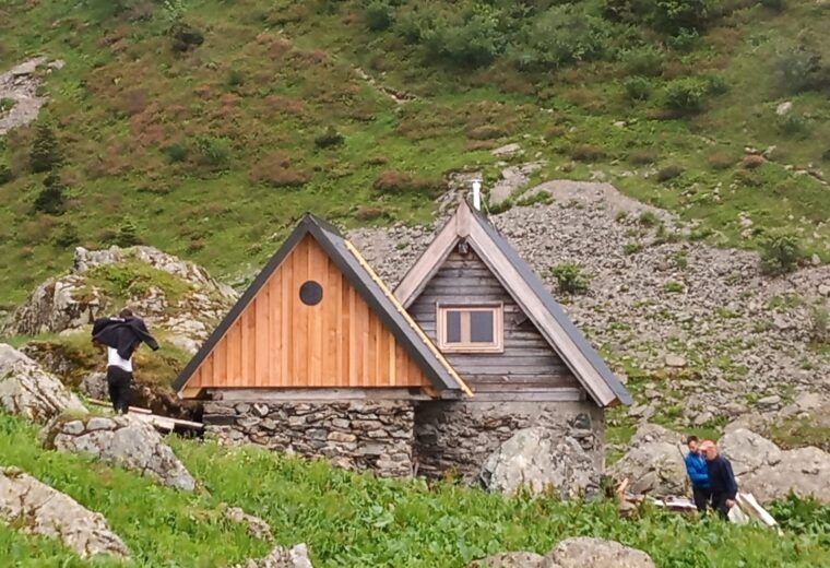 Cabanes d alpage realise par Charpentier des Cimes a Froges