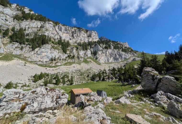 Cabanes d alpage realise par Charpentier des Cimes a Froges