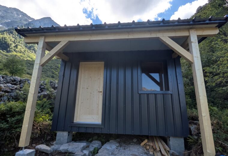 Cabanes d alpage realise par Charpentier des Cimes a Froges