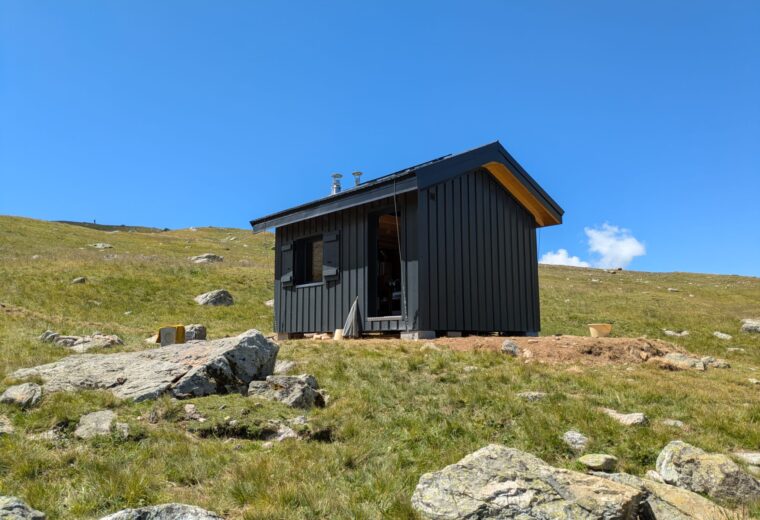 Cabanes d alpage realise par Charpentier des Cimes a Froges