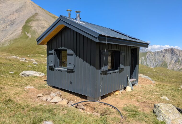 Cabanes d alpage realise par Charpentier des Cimes a Froges