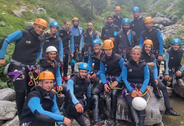 Equipe et moyens realise par Charpentier des Cimes a Froges