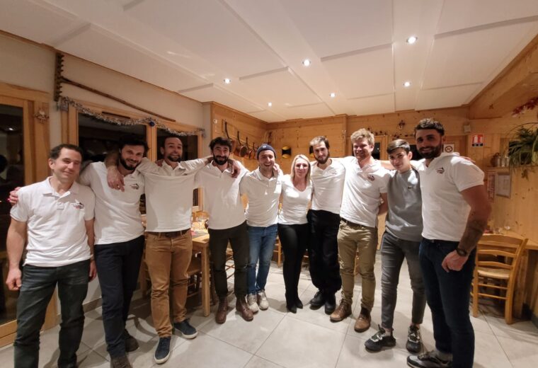 Equipe et moyens realise par Charpentier des Cimes a Froges