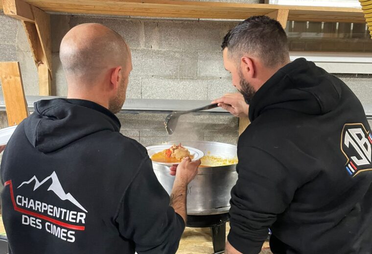 Equipe et moyens realise par Charpentier des Cimes a Froges