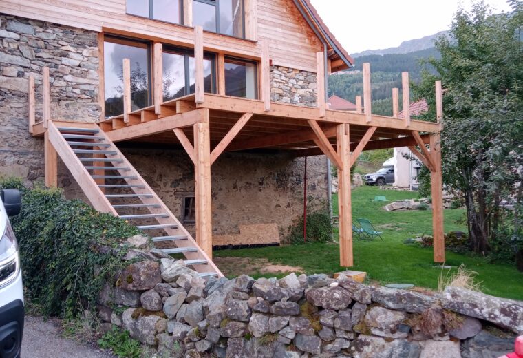 Terrasses et pergolas realise par Charpentier des Cimes a Froges