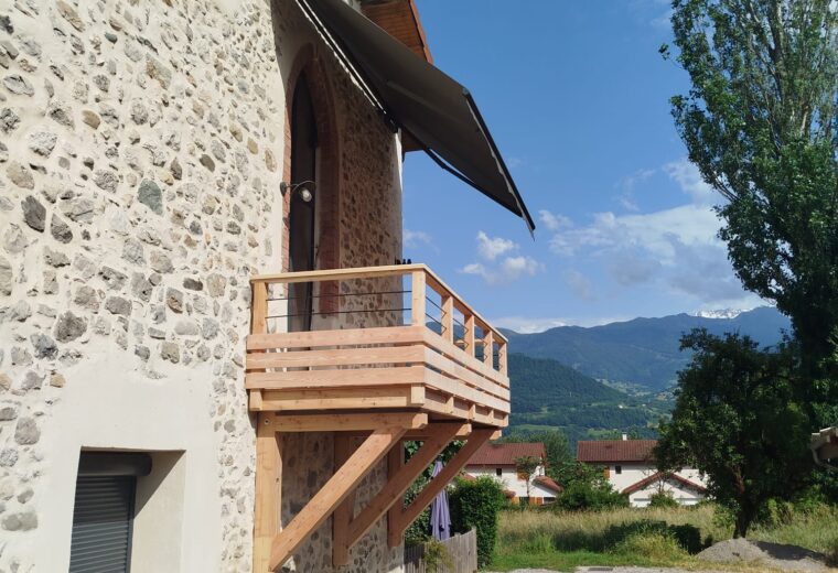 Terrasses et pergolas realise par Charpentier des Cimes a Froges