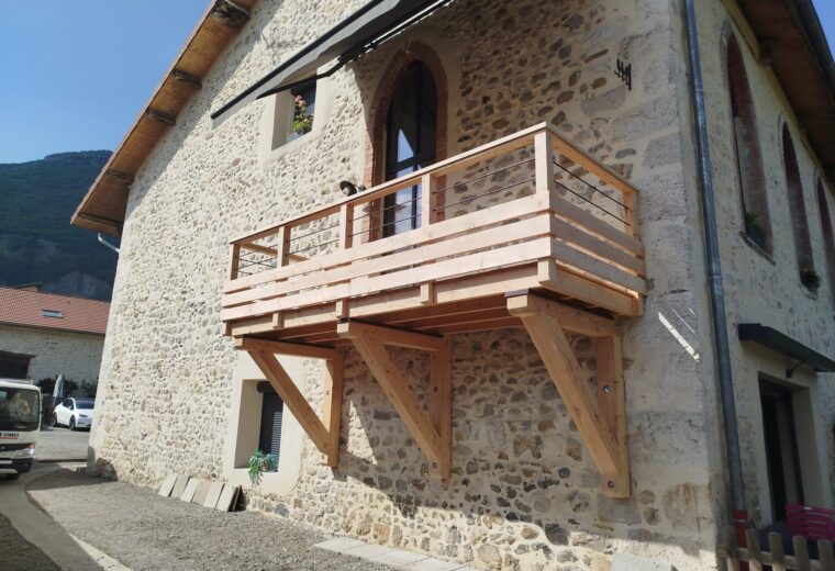 Terrasses et pergolas realise par Charpentier des Cimes a Froges