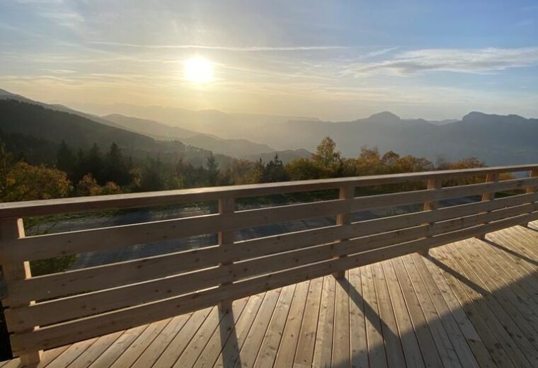 Terrasses et pergolas realise par Charpentier des Cimes a Froges