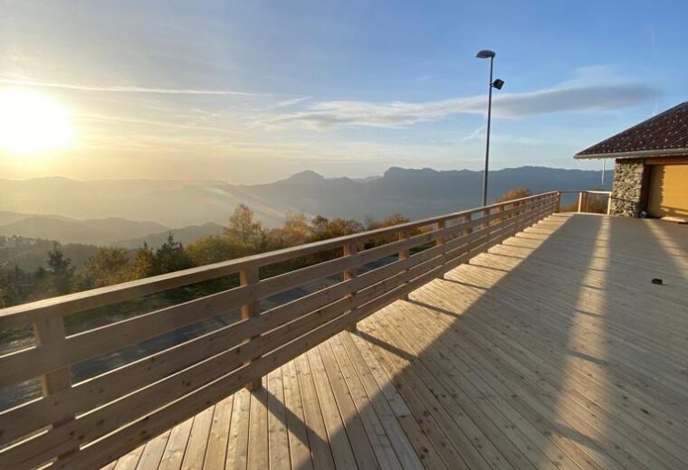Terrasses et pergolas realise par Charpentier des Cimes a Froges