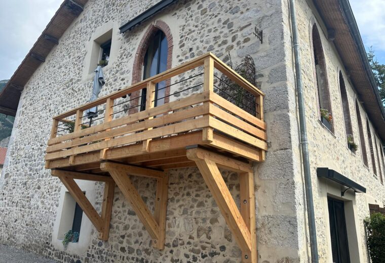 Terrasses et pergolas realise par Charpentier des Cimes a Froges