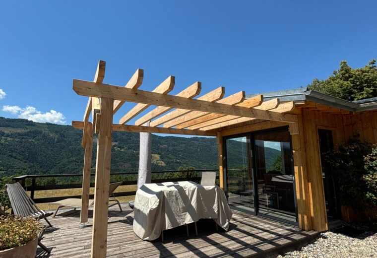 Terrasses et pergolas realise par Charpentier des Cimes a Froges