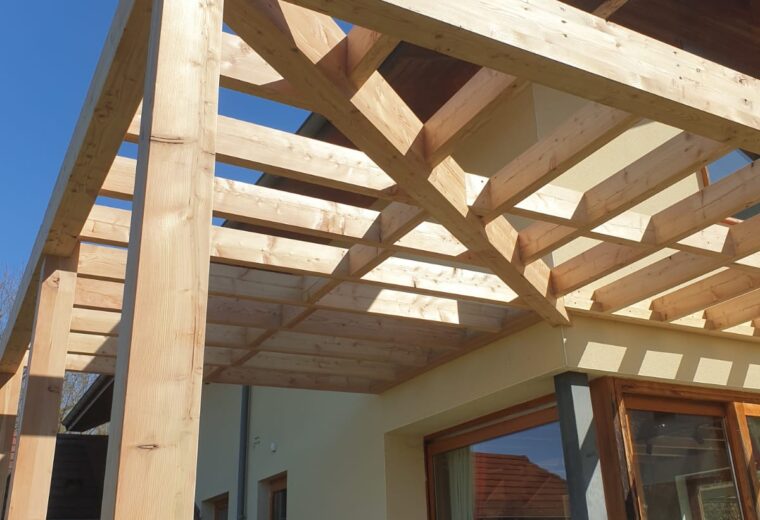 Terrasses et pergolas realise par Charpentier des Cimes a Froges