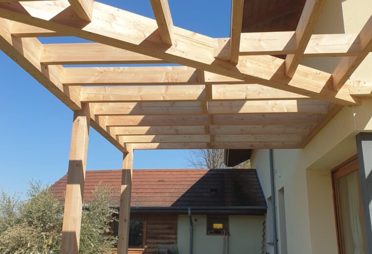 Terrasses et pergolas realise par Charpentier des Cimes a Froges