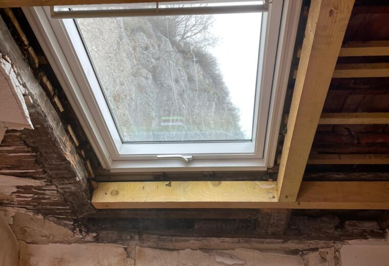 Fenetres de toit Velux realise par Charpentier des Cimes a Froges