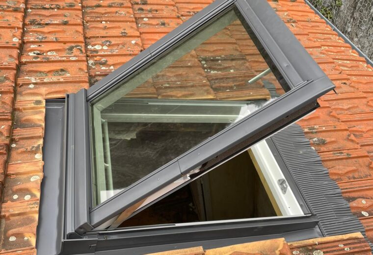 Fenetres de toit Velux realise par Charpentier des Cimes a Froges