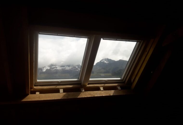 Fenetres de toit Velux realise par Charpentier des Cimes a Froges