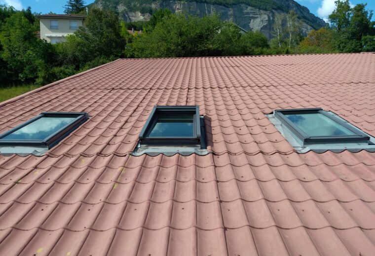 Fenetres de toit Velux realise par Charpentier des Cimes a Froges